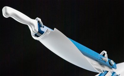 Oštrice noža su Solingen, izrađene od brušenog čelika.